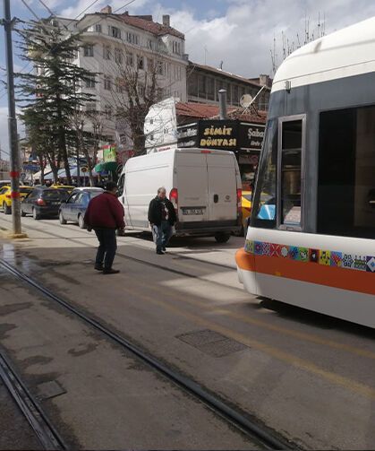 Eskişehir'de kaza: Trafik yine kilitlendi