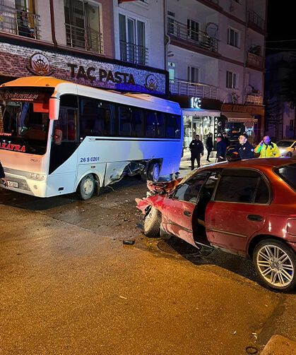 Eskişehir’de trafik kazası: Otomobil minibüse çarptı