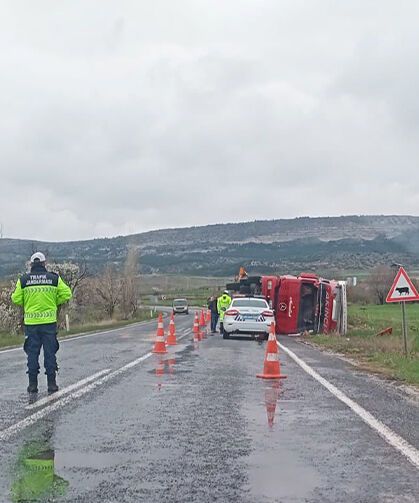 Eskişehir’de yağış kaza getirdi: Tır devrildi