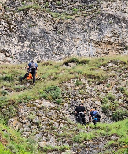 Eskişehir'de ekipler seferber oldu: Dağdaki oyukta mahsur kaldılar