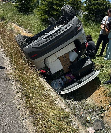 Eskişehir yolunda korkutan kaza: 2 araç refüje düştü