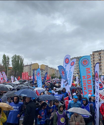 Eskişehir'de 1 Mayıs'ta yağmura rağmen meydan doldu taştı