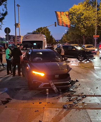 Eskişehir'de kavşakta kaza: 2 kişi yaralandı