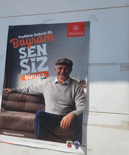 Eskişehir'de bayram öncesi asılan afişler dikkat çekti