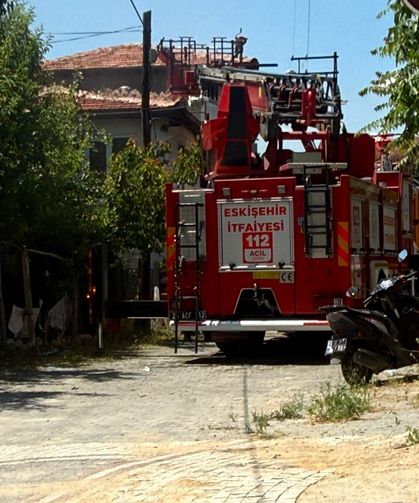 Eskişehir'in ilçesinde yangın paniği: Alevler binayı sardı