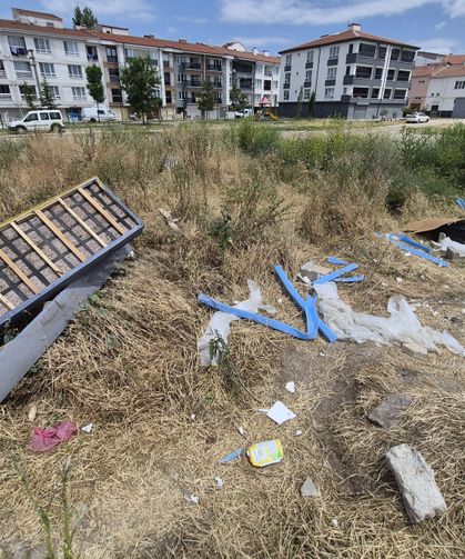Eskişehir’de utandıran manzara: Boş araziyi çöplüğe çevirdiler!