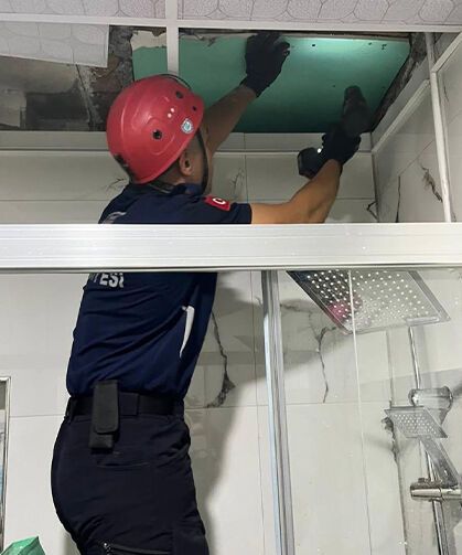 Eskişehir'de apartman boşluğunda mahsur kaldı: Ekipler seferber oldu