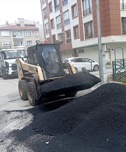 Eskişehir'de asfalt seferberliği: Şirket kazıyor, belediye kapatıyor