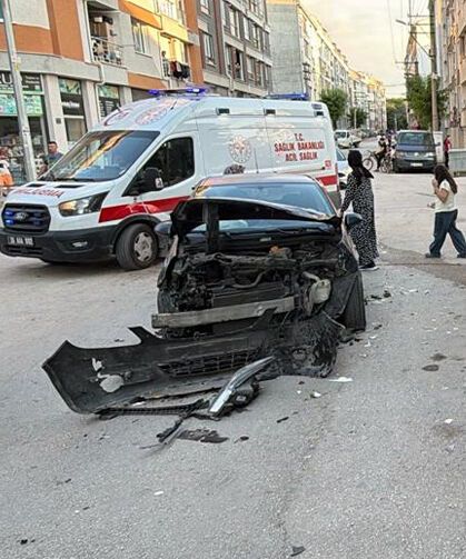 Eskişehir’de zincirleme kaza: 3 araç çarpıştı, 2 kişi yaralandı