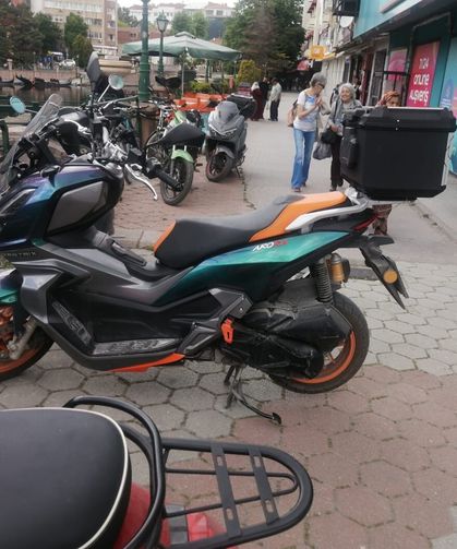Eskişehir'de yayalara geçecek yer bırakmadılar