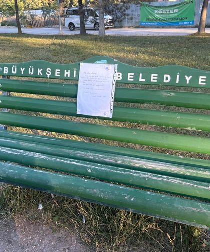 Eskişehir'de bankta hırkasını unuttu, bıraktığı not duygulandırdı