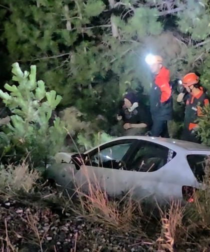 Kütahya'da trafik kazası: 10 metrelik uçuruma yuvarlandı!