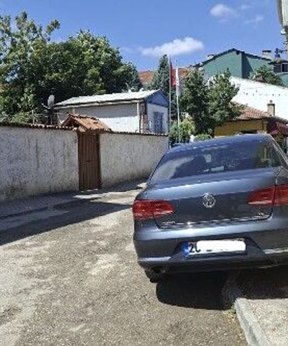 Eskişehir'de sürücü kaldırıma park etti