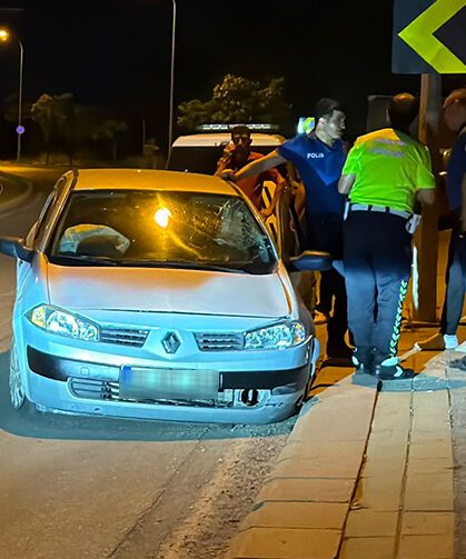 Virajı alamayan otomobil tramvay yolunu aşıp karşı şeride savruldu