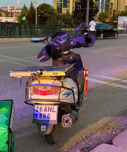 Eskişehir'de köpek saldırısından kaça kurye otomobile çarptı