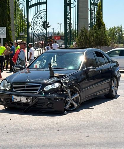 Eskişehir'de şerit ihlali kazaya yol açtı: Motosiklet Otomobile Çarptı