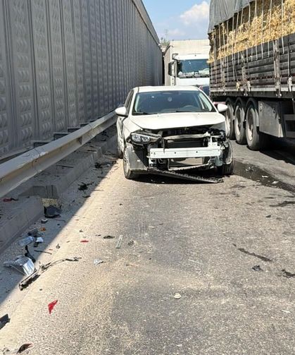 Eskişehir'de üç otomobilin karıştığı kazada 2 kişi yaralandı