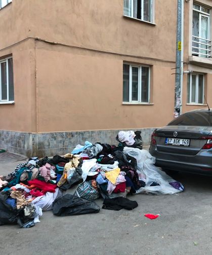 Eskişehir’de sokak kıyafet yığınına teslim oldu: Vatandaş isyan etti