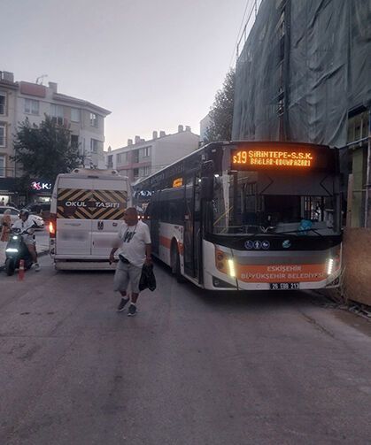Eskişehir'de hatalı park trafiği kilitledi: Otobüs yolda kaldı