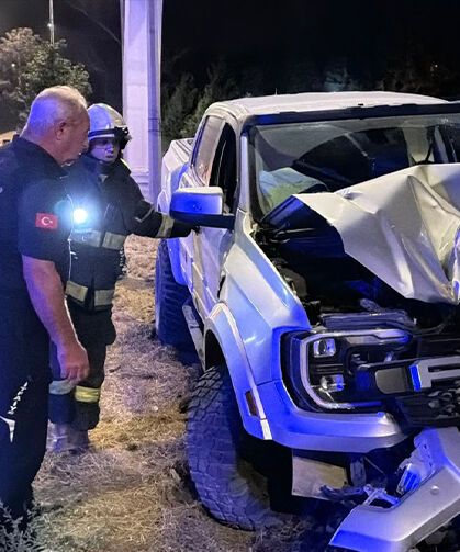 Eskişehir'de kaza: Refüjdeki direğe çarparak durabildi