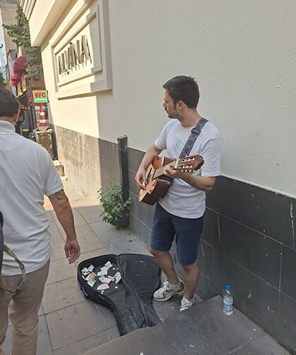 Eskişehir'de sokak müzisyeninden mini konser