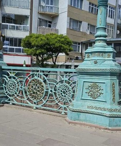 Eskişehir'de köprü korkulukları çöp yerine döndü!