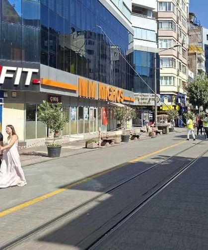 Eskişehir’de kaldırımda temizlik mesaisi