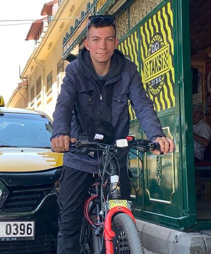 Tramvay yolundaki bisiklet sürmesiyle tanınıyordu: Tramvayın altında kaldı