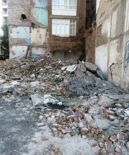 Eskişehir’de yıkılan binaların enkazları tepki çekiyor