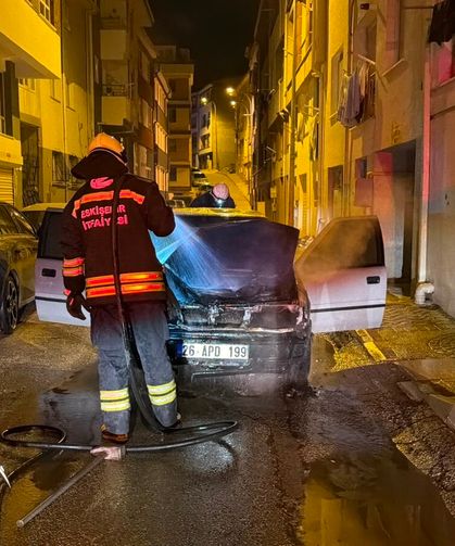 Eskişehir’de park halindeki otomobil alev aldı: Kullanılamaz hale geldi
