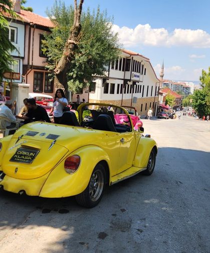 Eskişehir'in tarihi sokaklarında antika araçlar ilgi çekiyor