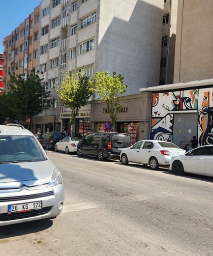 Eskişehir'deki araç parkı caddeyi daraltıyor
