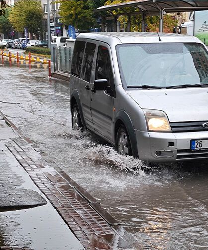 Eskişehir’de 15 dakikalık yağış kenti suya teslim etti