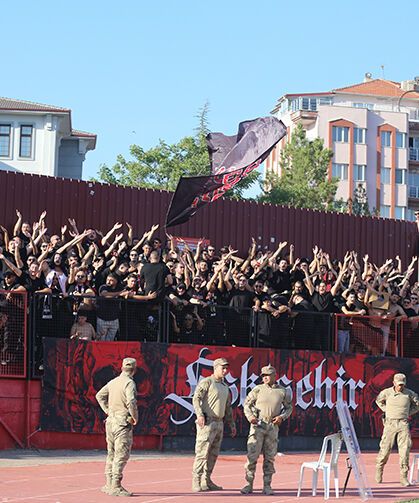 Eskişehirspor taraftarı tribüne sığmadı