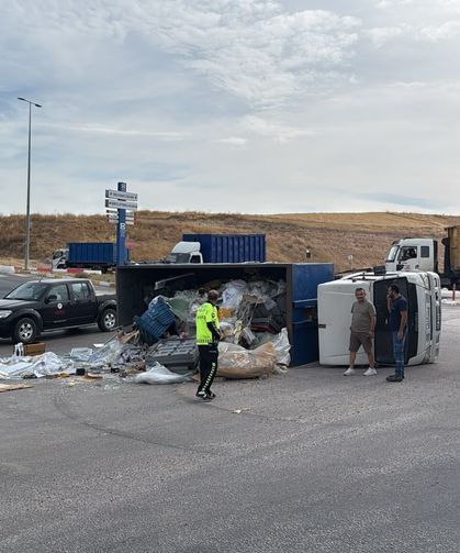 Eskişehir OSB’de korkutan kaza: Kamyon devrildi