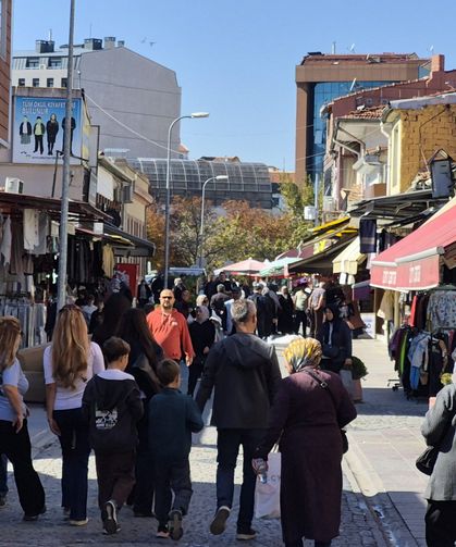 Eskişehir’de güzel havayı fırsat bilenler çarşıya akın etti