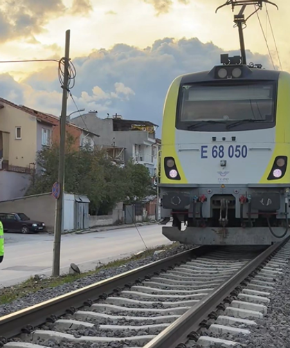 İzmir-Eskişehir seferini yapan trenin çarptığı genç kurtarılamadı