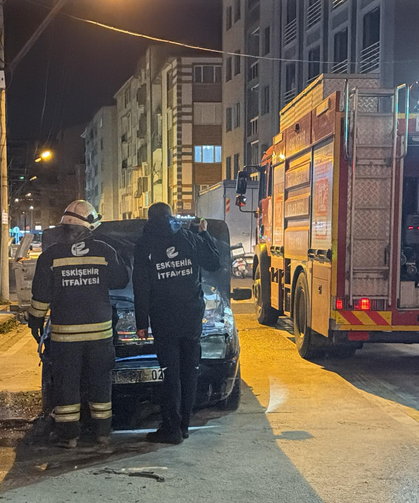 Eskişehir’de seyir halindeki otomobil alev aldı! İlk müdahaleyi esnaf yaptı