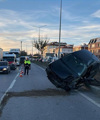 Eskişehir-Ankara yolunda feci kaza: Otomobil refüje devrildi