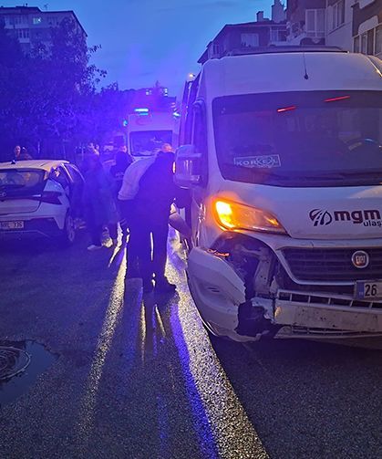 Eskişehir’de servis minibüsü ile otomobil çarpıştı: Yaralılar var