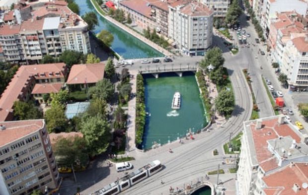 Türkiye’nin ortasında Venedik havası: Gondolla gezilen sokaklar göreni büyülüyor!