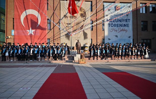 Eskişehir Özel Çağdaş Okulları’nda mezuniyet coşkusu