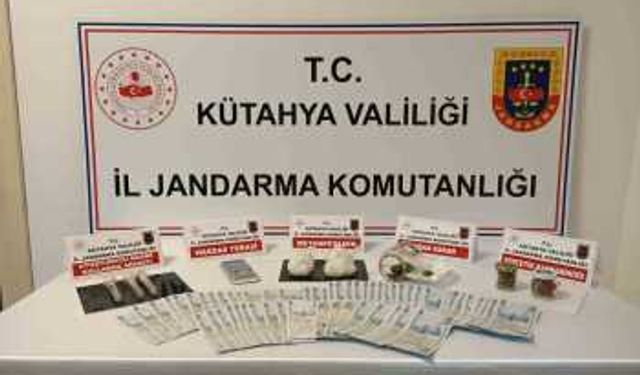 Kütahya’da evinde uyuşturucu madde ve sahte para ele geçirilen şüpheli tutuklandı