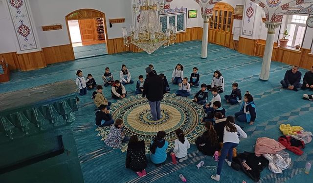 İlkokul öğrencileri camiyi gezdi