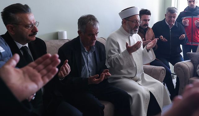 Diyanet İşleri Başkanı Erbaş ve Vali Aksoy şehidin evini ziyaret etti