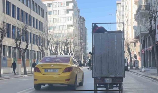 Eskişehir trafiğinde tehlikeli yolculuk: Pes dedirten rahatlık...