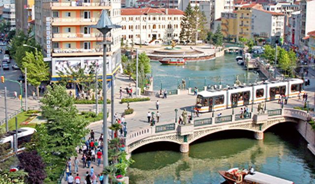 Eskişehir'deki 23 Nisan etkinlikleri hava muhalefeti nedeniyle iptal edildi