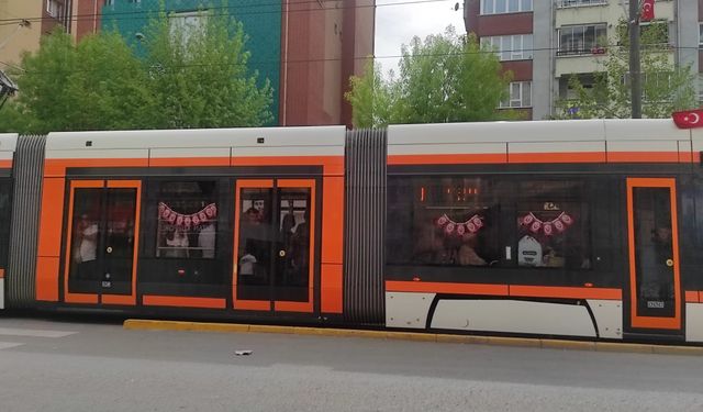 Tramvaylar Türk bayrakları ile donatıldı