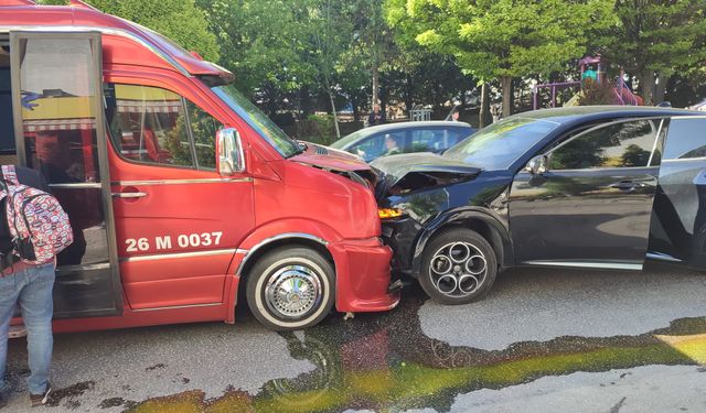 Eskişehir'de minibüs ile otomobil birbirine girdi: Yaralılar var