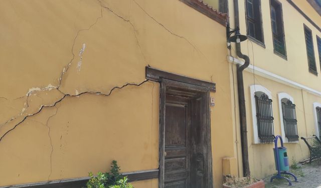 Eskişehir'de tarihi bina endişe veriyor